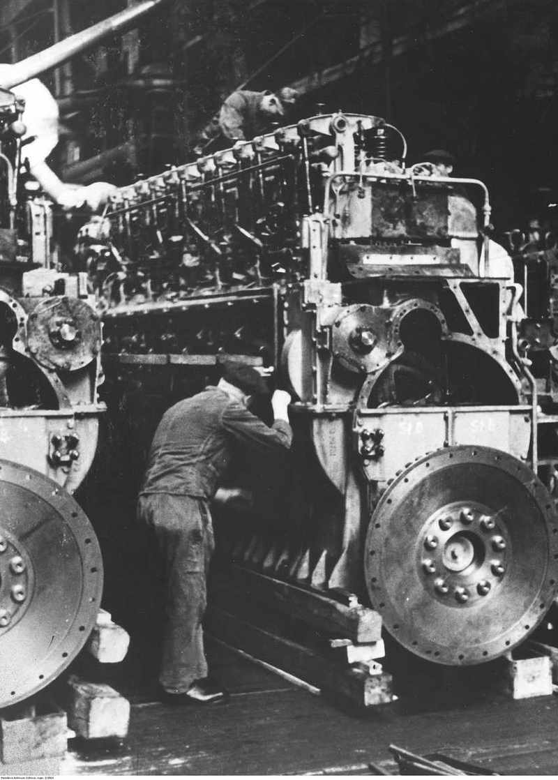 An interwar-era Polish factory floor, from the National Digital Archive
