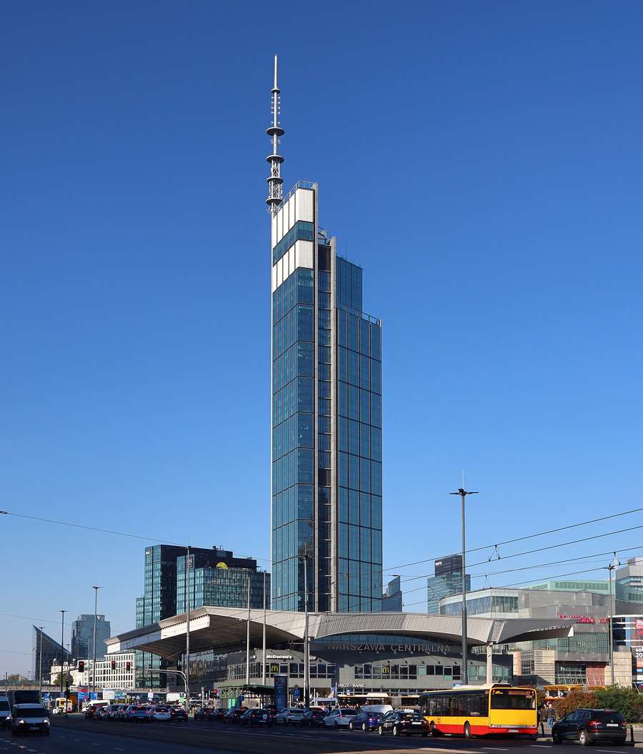 Varso Tower in Warsaw's business district - probation contracts are full employment contracts